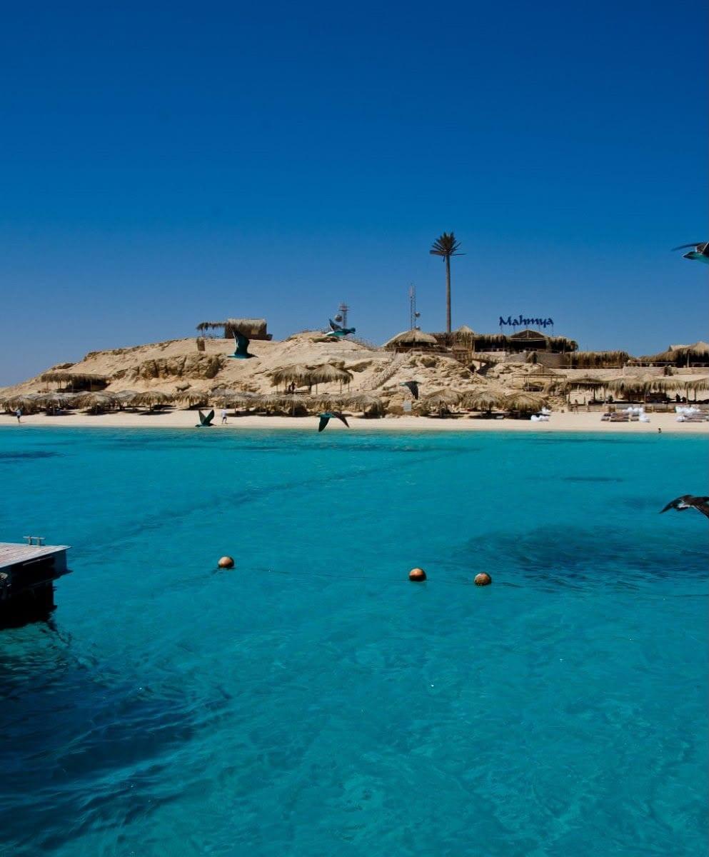 Turquoise water around the rocky shore of Mahmya Island